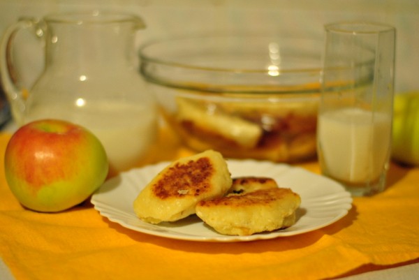 Сырники (творожники) с яблочной начинкой